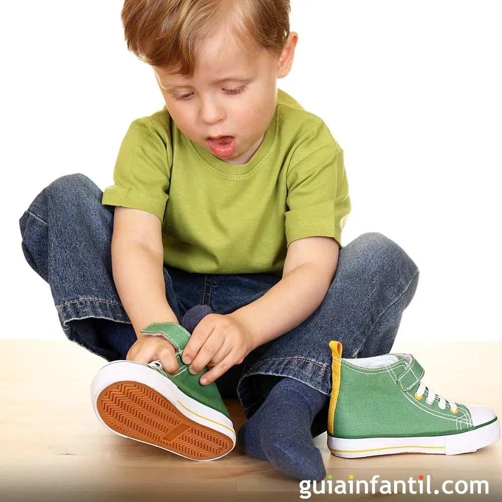 Cómo Ayudar a un Niño a Amarrarse los Zapatos: Una Guía Completa - Cómo ayudar a un niño a amarrarse los zapatos niño se ata la zapatilla - Cómo ayudar a un niño a amarrarse los zapatos