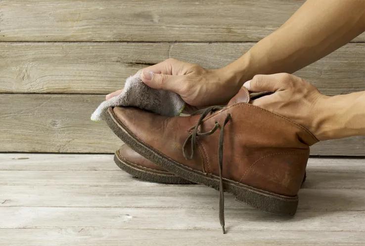 sacar sera vieja zapato de cuero - Cómo limpiar el esmalte viejo de los zapatos de cuero
