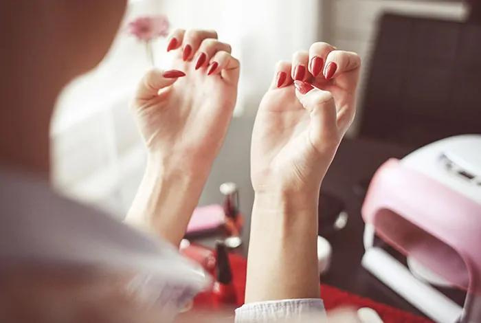 Cómo quitar el esmalte de pintura de una bota (sin dañar la estructura exterior) - Cómo quitar el esmalte de un zapato se puede sacar el esmalte de pintura en una bota - Cómo quitar el esmalte de un zapato