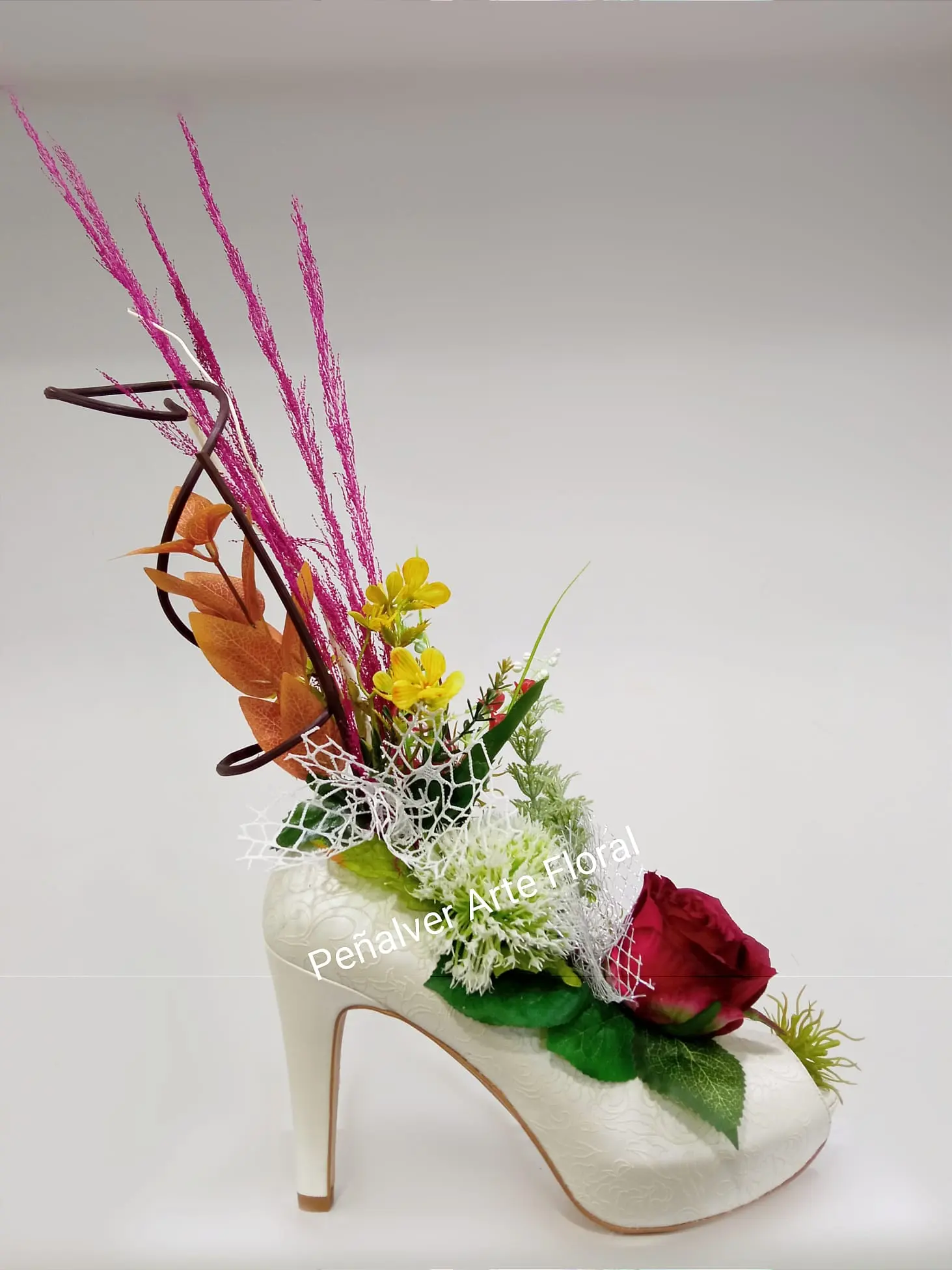 Me dejaron un zapato de mujer con flores: Un misterio que desentrañar - Qué significa quitarle los zapatos a alguien me dejaron un zapato de mujer con flores - Qué significa quitarle los zapatos a alguien