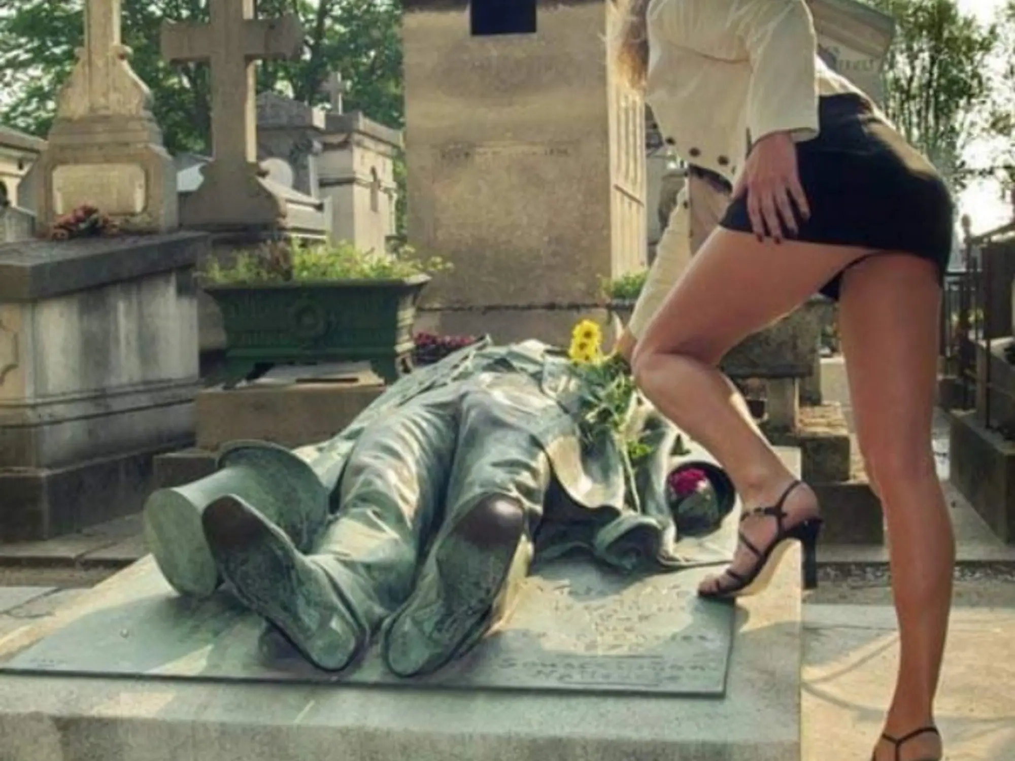 estatua con pie de bota de.mujer - Qué significan las estatuas de mujeres