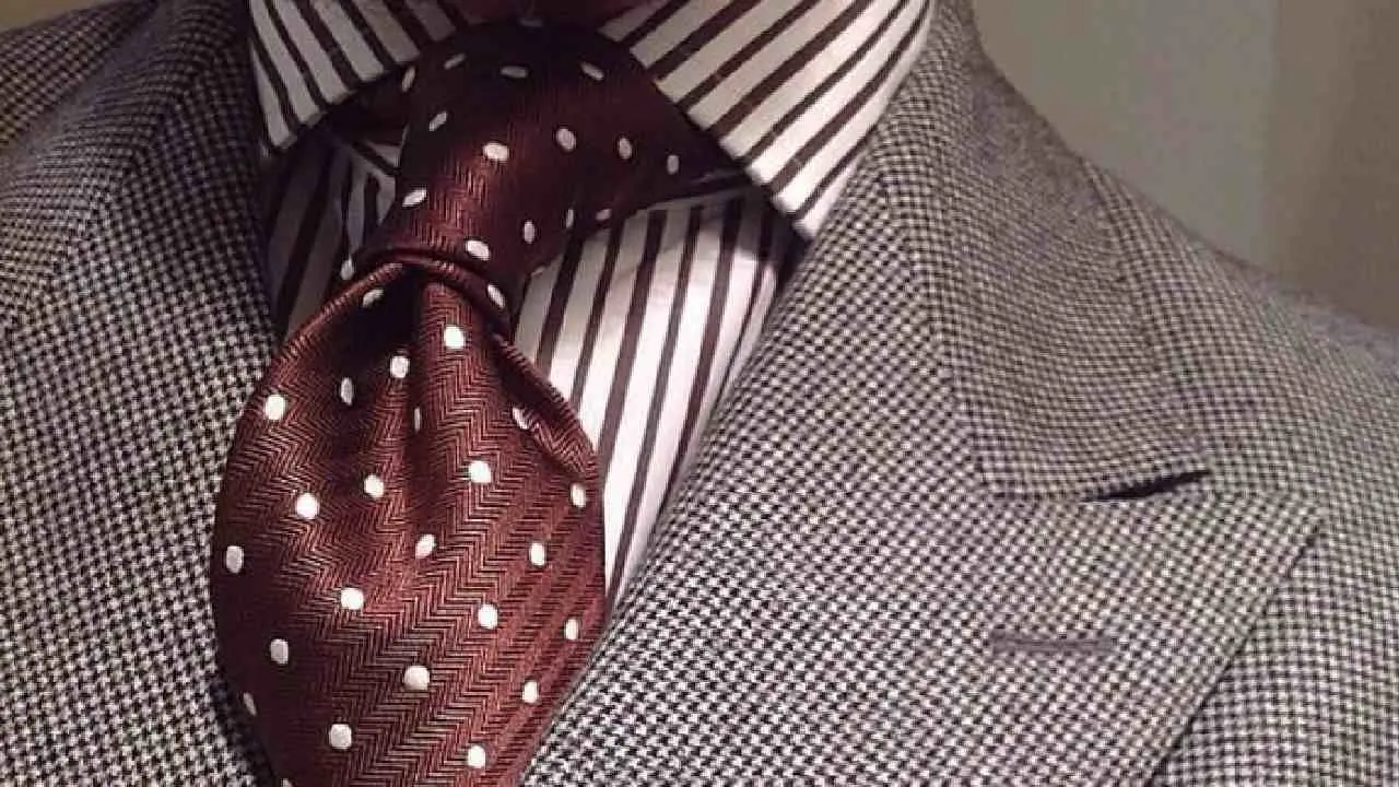 Outfit camisa a rayas gris con tejanas marrones: Guía definitiva - Qué tipo de corbata usar con camisa a rayas outfit camisa a rayas gris con texanas marrones - Qué tipo de corbata usar con camisa a rayas