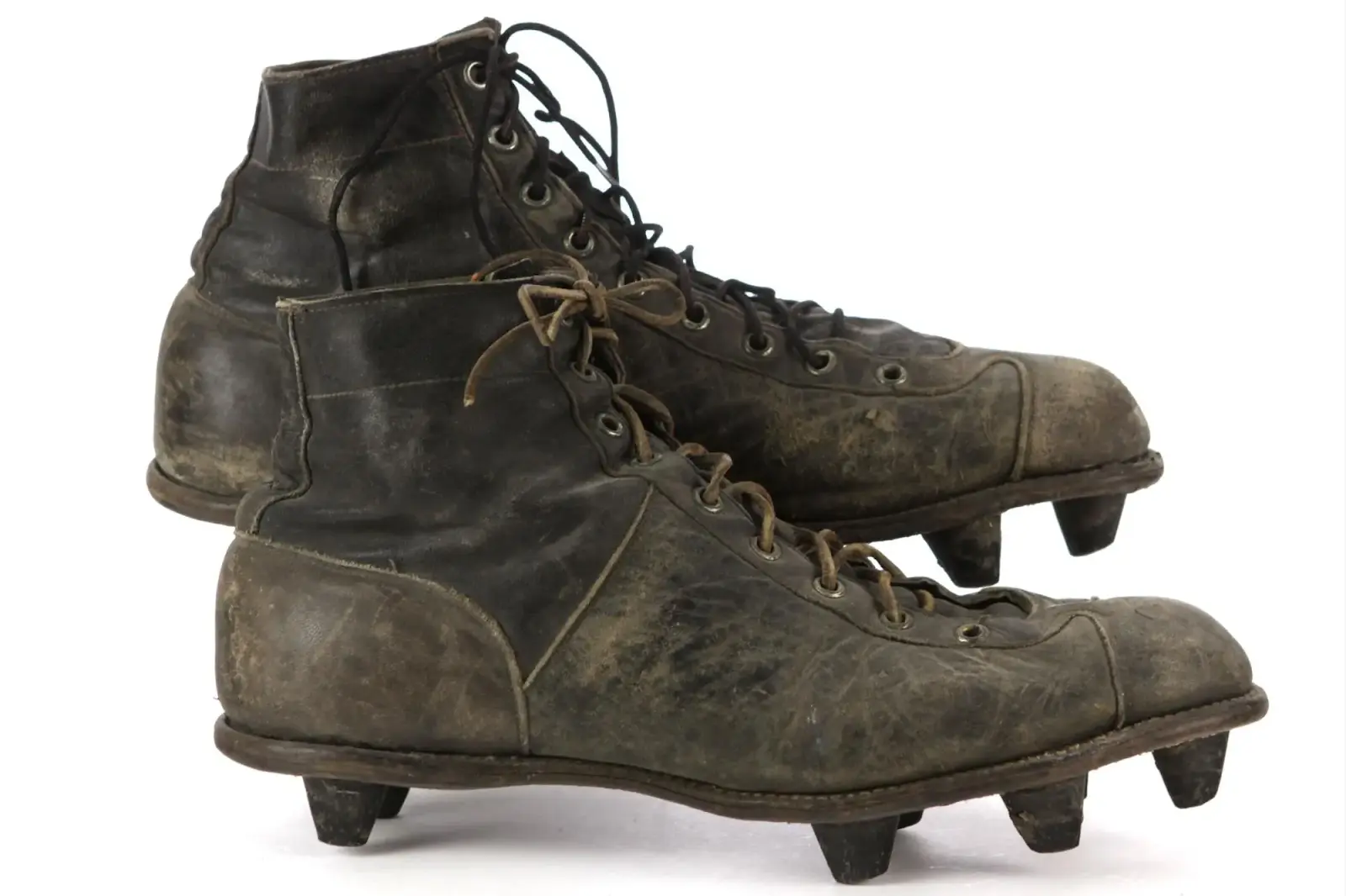 ¿En qué año se patentaron en Inglaterra los botines de fútbol? - Quién fue el primer futbolista en usar botas de colores año que se patento en inglaterra los botines de futbol - Quién fue el primer futbolista en usar botas de colores